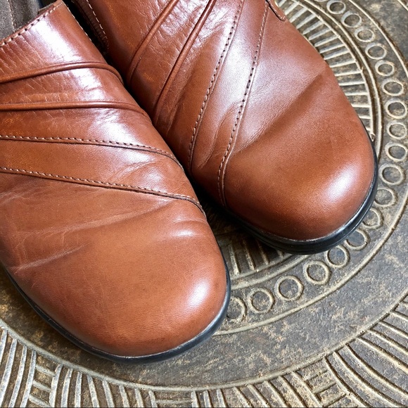 CLARKS Slip On Mule Clogs Brown Leather Pleats Size 7.5M - Picture 3 of 12